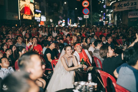 Cặp đôi 9X chụp ảnh cưới trong đêm ăn mừng ngôi vô địch AFF Cup - Ảnh 8. Cặp đôi 9X chụp ảnh cưới trong đêm ăn mừng ngôi vô địch AFF Cup - Ảnh 8.