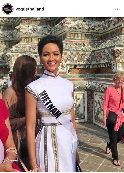 Áo dạ hội đính 3.000 viên đá quý của HHen Niê tại Miss Universe - Ảnh 3. Áo dạ hội đính 3.000 viên đá quý của HHen Niê tại Miss Universe - Ảnh 3.
