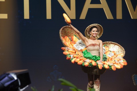 Xem lại hành trình của HHen Niê đến top 5 Miss Universe - Ảnh 13. Xem lại hành trình của HHen Niê đến top 5 Miss Universe - Ảnh 13.