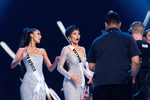 Xem lại hành trình của HHen Niê đến top 5 Miss Universe - Ảnh 19. Xem lại hành trình của HHen Niê đến top 5 Miss Universe - Ảnh 19.