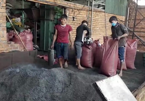 Đắk Nông hoãn xử vụ trộn hỗn hợp pin vào tiêu - Ảnh 1. Đắk Nông hoãn xử vụ trộn hỗn hợp pin vào tiêu - Ảnh 1.