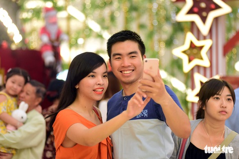 Sài Gòn lên đèn, bạn trẻ lên đồ đón Giáng sinh - Ảnh 3. Sài Gòn lên đèn, bạn trẻ lên đồ đón Giáng sinh - Ảnh 3.