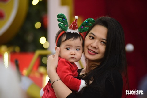 Sài Gòn lên đèn, bạn trẻ lên đồ đón Giáng sinh - Ảnh 6. Sài Gòn lên đèn, bạn trẻ lên đồ đón Giáng sinh - Ảnh 6.