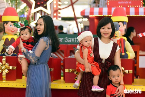 Sài Gòn lên đèn, bạn trẻ lên đồ đón Giáng sinh - Ảnh 10. Sài Gòn lên đèn, bạn trẻ lên đồ đón Giáng sinh - Ảnh 10.