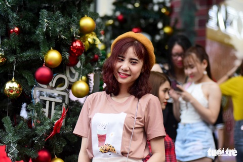 Sài Gòn lên đèn, bạn trẻ lên đồ đón Giáng sinh - Ảnh 2. Sài Gòn lên đèn, bạn trẻ lên đồ đón Giáng sinh - Ảnh 2.