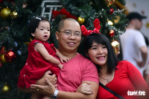 Sài Gòn lên đèn, bạn trẻ lên đồ đón Giáng sinh - Ảnh 7. Sài Gòn lên đèn, bạn trẻ lên đồ đón Giáng sinh - Ảnh 7.