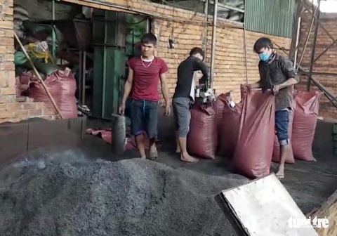 Ngày 18-12 xử vụ trộn hỗn hợp pin vào tiêu tại Đắk Nông - Ảnh 3. Ngày 18-12 xử vụ trộn hỗn hợp pin vào tiêu tại Đắk Nông - Ảnh 3.