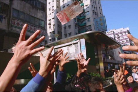 Siêu anh hùng công lý Hong Kong rải mưa tiền bị bắt - Ảnh 1. Siêu anh hùng công lý Hong Kong rải mưa tiền bị bắt - Ảnh 1.