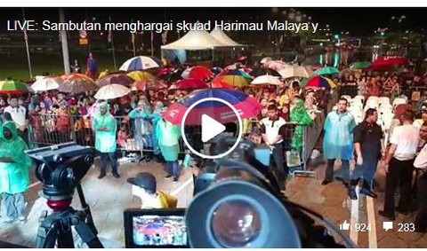 CĐV Malaysia đội mưa đón đội nhà trở về - Ảnh 2. CĐV Malaysia đội mưa đón đội nhà trở về - Ảnh 2.