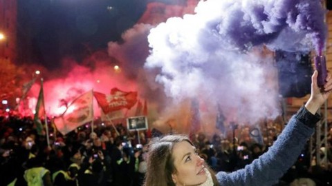 Hàng chục ngàn người biểu tình phản đối luật lao động tại Hungary - Ảnh 1. Hàng chục ngàn người biểu tình phản đối luật lao động tại Hungary - Ảnh 1.