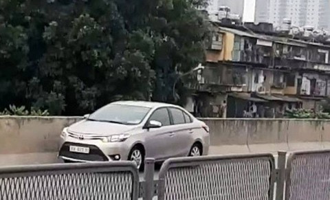 Tước bằng lái của tài xế đi lùi trên đường vành đai - Ảnh 1. Tước bằng lái của tài xế đi lùi trên đường vành đai - Ảnh 1.