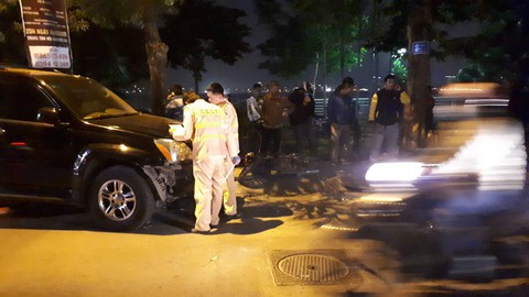 Xe Lexus đâm 9 xe máy và ôtô, 6 nạn nhân cấp cứu - Ảnh 2. Xe Lexus đâm 9 xe máy và ôtô, 6 nạn nhân cấp cứu - Ảnh 2.