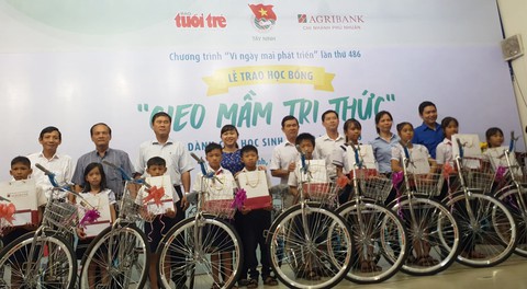 300 suất học bổng Gieo mầm tri thức đến học sinh nghèo Tây Ninh - Ảnh 1. 300 suất học bổng Gieo mầm tri thức đến học sinh nghèo Tây Ninh - Ảnh 1.