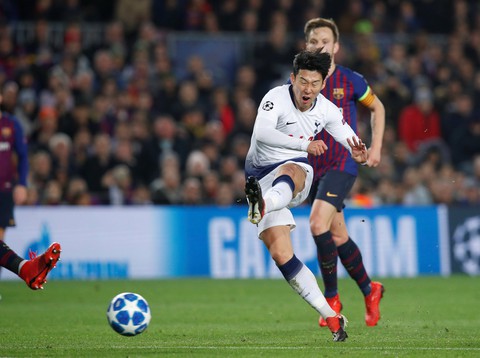 Quang Hải và Son Heung Min tranh giải Cầu thủ xuất sắc nhất châu Á 2018 - Ảnh 2. Quang Hải và Son Heung Min tranh giải Cầu thủ xuất sắc nhất châu Á 2018 - Ảnh 2.