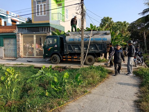 Tập trung hút 3.000 lít dầu của kho xăng quân đội tràn ra môi trường - Ảnh 1. Tập trung hút 3.000 lít dầu của kho xăng quân đội tràn ra môi trường - Ảnh 1.