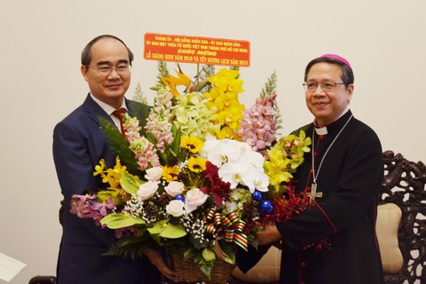 Lãnh đạo TP.HCM thăm, chúc mừng Giáng sinh - Ảnh 1. Lãnh đạo TP.HCM thăm, chúc mừng Giáng sinh - Ảnh 1.