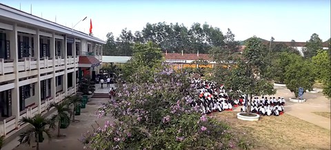 Học sinh đánh thầy nhập viện được gia đình đưa đến công an trình diện - Ảnh 1. Học sinh đánh thầy nhập viện được gia đình đưa đến công an trình diện - Ảnh 1.