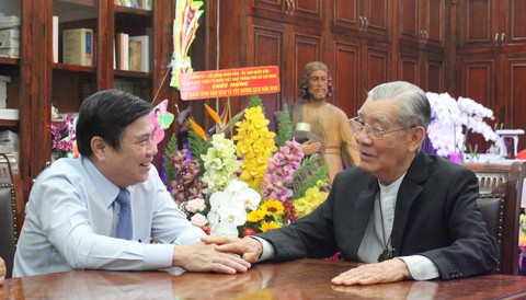 Lãnh đạo TP.HCM thăm, chúc mừng Giáng sinh - Ảnh 2. Lãnh đạo TP.HCM thăm, chúc mừng Giáng sinh - Ảnh 2.