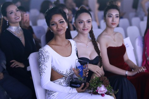 Hoa hậu HHen Niê nhận giải Ngôi sao vì cộng đồng 2018 - Ảnh 2. Hoa hậu HHen Niê nhận giải Ngôi sao vì cộng đồng 2018 - Ảnh 2.