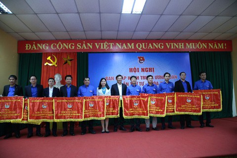 Trao cờ thi đua cho 22 đơn vị Đoàn xuất sắc - Ảnh 1. Trao cờ thi đua cho 22 đơn vị Đoàn xuất sắc - Ảnh 1.