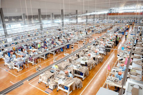 Sông Hồng và 30 năm tự hào xuất khẩu hàng may mặc, chăn ga gối Việt - Ảnh 1.