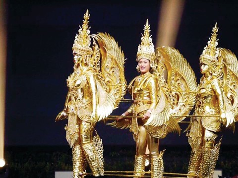 Có thể ngồi tù vì chê váy dạ hội Miss Universe của công chúa Thái - Ảnh 6. Có thể ngồi tù vì chê váy dạ hội Miss Universe của công chúa Thái - Ảnh 6.