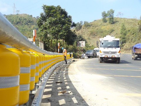 Lắp thử nghiệm rào chắn bánh xoay tại điểm đen tai nạn dốc Cun - Ảnh 1. Lắp thử nghiệm rào chắn bánh xoay tại điểm đen tai nạn dốc Cun - Ảnh 1.