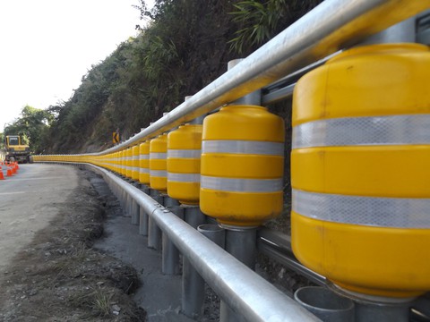 Lắp thử nghiệm rào chắn bánh xoay tại điểm đen tai nạn dốc Cun - Ảnh 2. Lắp thử nghiệm rào chắn bánh xoay tại điểm đen tai nạn dốc Cun - Ảnh 2.