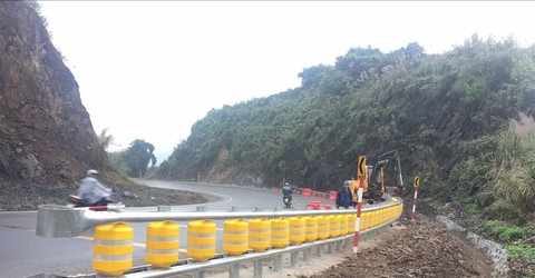 Lắp thử nghiệm rào chắn bánh xoay tại điểm đen tai nạn dốc Cun - Ảnh 3. Lắp thử nghiệm rào chắn bánh xoay tại điểm đen tai nạn dốc Cun - Ảnh 3.