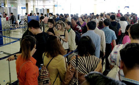 Tết này, sân bay Tân Sơn Nhất còn quá tải? - Ảnh 1. Tết này, sân bay Tân Sơn Nhất còn quá tải? - Ảnh 1.