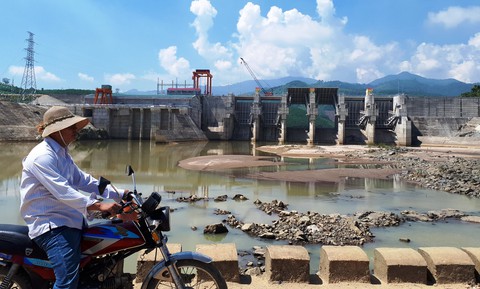 Thủy điện xả nước phát điện, người chăn bò bị cuốn trôi - Ảnh 1. Thủy điện xả nước phát điện, người chăn bò bị cuốn trôi - Ảnh 1.