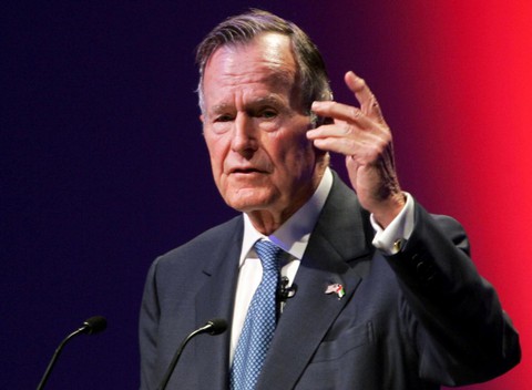 Dẹp khác biệt chính trị, ông Trump tưởng nhớ cố tổng thống Bush ‘cha’ - Ảnh 1. Dẹp khác biệt chính trị, ông Trump tưởng nhớ cố tổng thống Bush ‘cha’ - Ảnh 1.