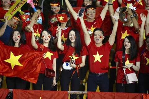 CĐV Việt Nam đổ về sân Panaad nhiều giờ trước trận bán kết - Ảnh 10. CĐV Việt Nam đổ về sân Panaad nhiều giờ trước trận bán kết - Ảnh 10.