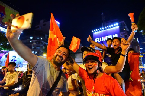 Muôn vẻ vui nhộn, hài hước cổ động viên Việt Nam - Ảnh 23. Muôn vẻ vui nhộn, hài hước cổ động viên Việt Nam - Ảnh 23.