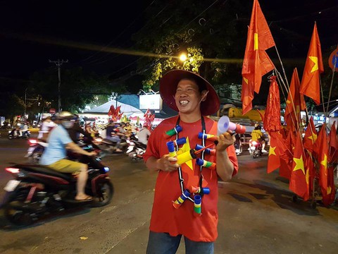 Cổ động viên Việt Nam tưng bừng mừng chiến thắng trước Philippines - Ảnh 14. Cổ động viên Việt Nam tưng bừng mừng chiến thắng trước Philippines - Ảnh 14.