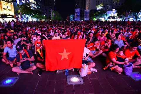 CĐV Việt Nam đổ về sân Panaad nhiều giờ trước trận bán kết - Ảnh 12. CĐV Việt Nam đổ về sân Panaad nhiều giờ trước trận bán kết - Ảnh 12.