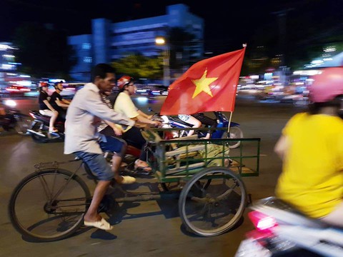 Cổ động viên Việt Nam tưng bừng mừng chiến thắng trước Philippines - Ảnh 17. Cổ động viên Việt Nam tưng bừng mừng chiến thắng trước Philippines - Ảnh 17.