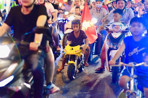 Muôn vẻ vui nhộn, hài hước cổ động viên Việt Nam - Ảnh 7. Muôn vẻ vui nhộn, hài hước cổ động viên Việt Nam - Ảnh 7.
