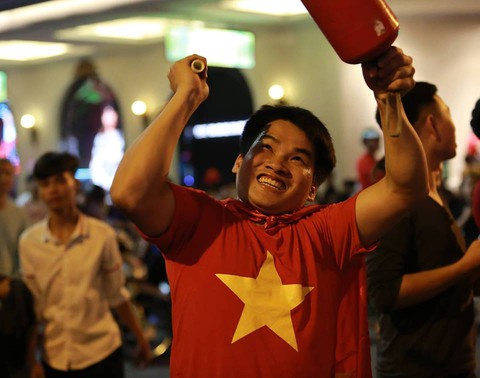 Cổ động viên Việt Nam tưng bừng mừng chiến thắng trước Philippines - Ảnh 7. Cổ động viên Việt Nam tưng bừng mừng chiến thắng trước Philippines - Ảnh 7.