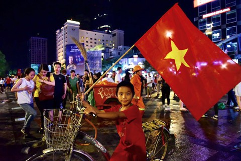 Cổ động viên Việt Nam tưng bừng mừng chiến thắng trước Philippines - Ảnh 12. Cổ động viên Việt Nam tưng bừng mừng chiến thắng trước Philippines - Ảnh 12.