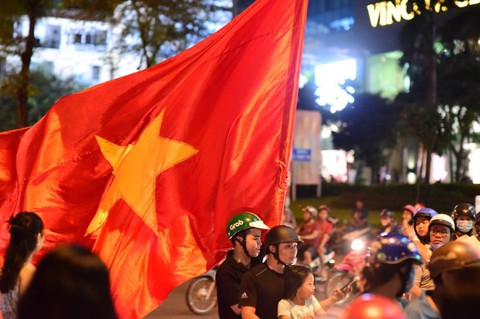 Cổ động viên Việt Nam tưng bừng mừng chiến thắng trước Philippines - Ảnh 13. Cổ động viên Việt Nam tưng bừng mừng chiến thắng trước Philippines - Ảnh 13.