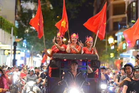 Muôn vẻ vui nhộn, hài hước cổ động viên Việt Nam - Ảnh 9. Muôn vẻ vui nhộn, hài hước cổ động viên Việt Nam - Ảnh 9.