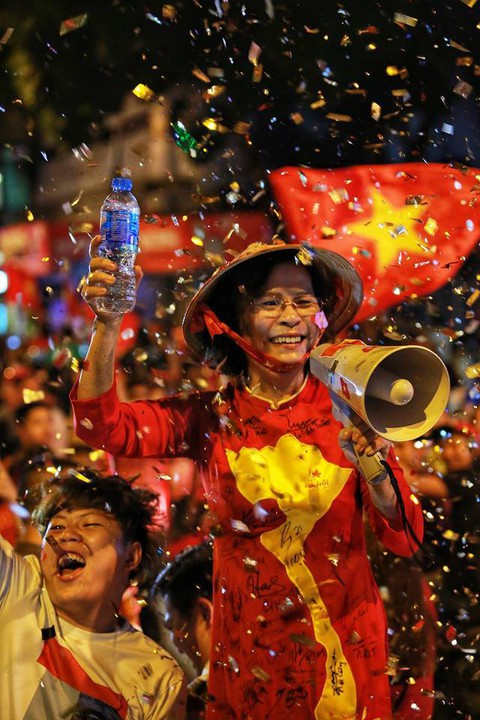 Muôn vẻ vui nhộn, hài hước cổ động viên Việt Nam - Ảnh 16. Muôn vẻ vui nhộn, hài hước cổ động viên Việt Nam - Ảnh 16.