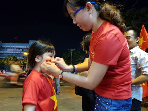 Muôn vẻ vui nhộn, hài hước cổ động viên Việt Nam - Ảnh 10. Muôn vẻ vui nhộn, hài hước cổ động viên Việt Nam - Ảnh 10.