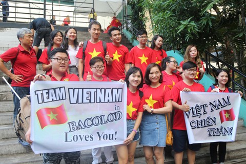 CĐV Việt Nam đổ về sân Panaad nhiều giờ trước trận bán kết - Ảnh 4. CĐV Việt Nam đổ về sân Panaad nhiều giờ trước trận bán kết - Ảnh 4.