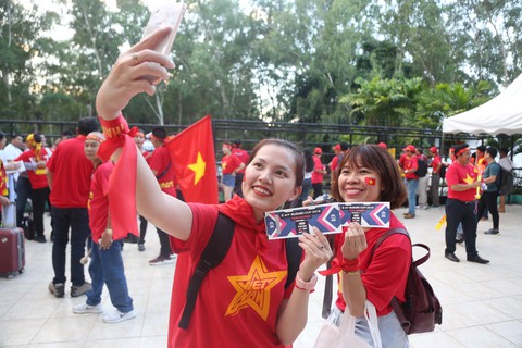 CĐV Việt Nam đổ về sân Panaad nhiều giờ trước trận bán kết - Ảnh 5. CĐV Việt Nam đổ về sân Panaad nhiều giờ trước trận bán kết - Ảnh 5.