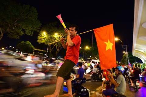 Muôn vẻ vui nhộn, hài hước cổ động viên Việt Nam - Ảnh 12. Muôn vẻ vui nhộn, hài hước cổ động viên Việt Nam - Ảnh 12.