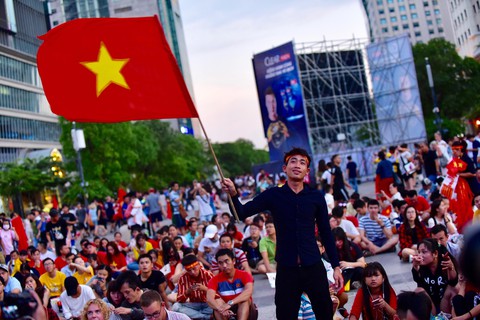 CĐV Việt Nam đổ về sân Panaad nhiều giờ trước trận bán kết - Ảnh 11. CĐV Việt Nam đổ về sân Panaad nhiều giờ trước trận bán kết - Ảnh 11.