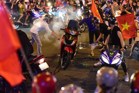 Muôn vẻ vui nhộn, hài hước cổ động viên Việt Nam - Ảnh 13. Muôn vẻ vui nhộn, hài hước cổ động viên Việt Nam - Ảnh 13.