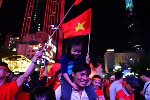 Cổ động viên Việt Nam tưng bừng mừng chiến thắng trước Philippines - Ảnh 10. Cổ động viên Việt Nam tưng bừng mừng chiến thắng trước Philippines - Ảnh 10.